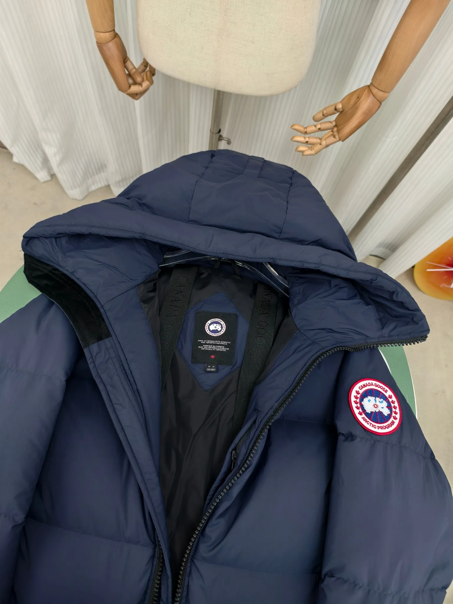 P1040————2800M (same style for men and women) Canada goose Lawrence long down jacket The Lawrence long down jacket provides basic protection for daily adventures and is made of sustainable Enduraluxe fabric with a practical soft touch. It has a quilted body and adjustable hood. Filled with extremely fluffy duck down. The adjustable down-filled connected hood and chin-protecting suede knitted stand-up collar are soft and extra-comfortable. Tapered rib-knit cuffs improve comfort and seal in heat. There are two zippered side vents at the bottom of the jacket for increased range of motion and ventilation. It has a longer hem at the back for added protection and reflective double stripes on the back. Color: black with red label, black with black label, navy blue with red label Size: XS-2XL